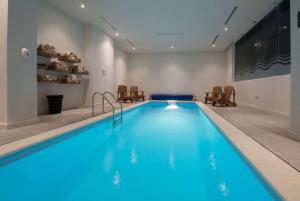 Microtel Inn & Suites by Wyndham Guadalajara Sur内部或周边的泳池