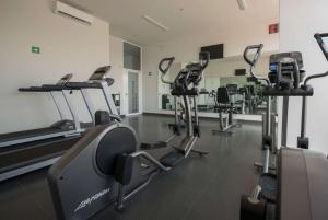 Microtel Inn & Suites by Wyndham Guadalajara Sur的健身中心和/或健身设施