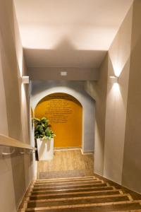 马尼亚戈Albergo Leon D'Oro的一条走廊通往一条带有黄色门的隧道