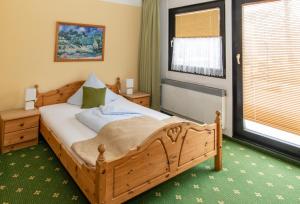 费茨肖加尼拉德施斯普利瓦尔德酒店 的一间卧室设有一张木床和一个窗户。
