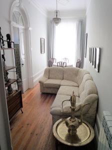 波尔图Casa Familiar do Porto的客厅配有沙发和桌子