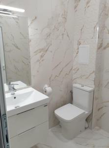 瓦尔纳Апартамент BOHO CHIC 2 Free parking的白色的浴室设有卫生间和水槽。