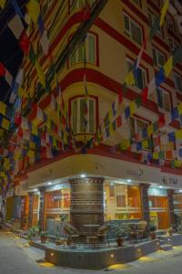 加德满都Hotel Tradition & Spa的天花板上悬挂着五颜六色旗帜的建筑