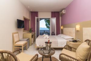 利萨基亚Porto Koukla Beach的酒店客房设有床和客厅。