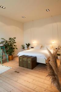 根特Chambre d'Amis by Alix的卧室配有白色的床,铺有木地板
