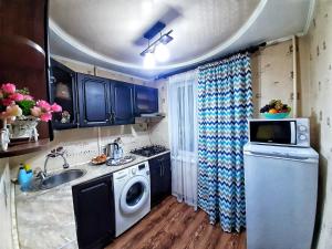 塔拉兹Уютная квартира класса ЛЮКС в городе Тараз的小厨房配有洗衣机和水槽