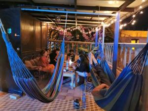 塔姆拉赫特乌兹达尔Surf hostel Morocco的一群人坐在餐厅吊床上