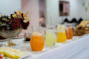 多拉杜斯Hotel Monte Carlo的一张桌子,上面放着几杯橙汁和水果
