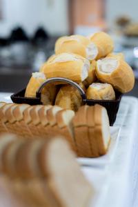 多拉杜斯Hotel Monte Carlo的桌上一篮面包