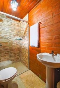 坎波斯杜若尔当Cabanas Mountain的浴室配有卫生间、盥洗盆和淋浴。