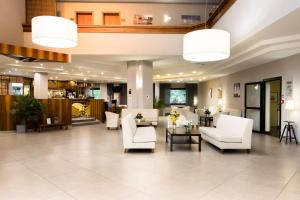 西尔米奥奈杜帕克酒店的医院的大厅,有白色的椅子和桌子