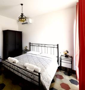 佩尔莱多Agriturismo Conca Sandra - Farm Stay on Lake Como的一间卧室配有一张床,上面有两条毛巾