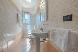托雷瓦多Lorinne Vista Mare Torre Vado的一间带水槽、卫生间和镜子的浴室
