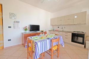 托雷瓦多Lorinne Vista Mare Torre Vado的厨房配有一张带蓝白桌布的桌子