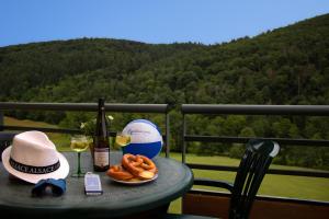 阿梅尔斯克维Goélia Le Domaine du Golf的一张桌子,上面放着一瓶葡萄酒和一盘薄饼