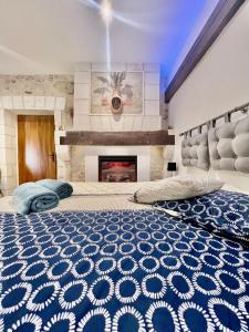 Suite Privative Jacuzzi Sauna de la Villa Del Castagnol客房内的一张或多张床位