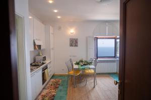 拉维罗Casa Bianca: delightful apartment in Ravello的一间小厨房,内设桌椅