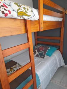 维纳德马Departamento en Reñaca ARRIENDO的配有2张双层床的小型客房