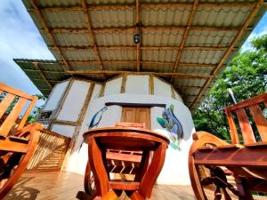 MéridaThe Jungle的天井屋顶下的桌椅