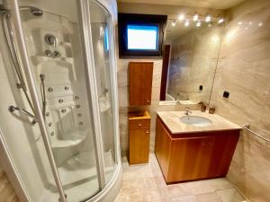 恩坎普PROBER_SISCARO的带淋浴和盥洗盆的浴室
