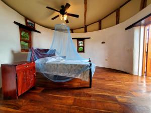 MéridaThe Jungle的一间卧室配有一张带蚊帐的床