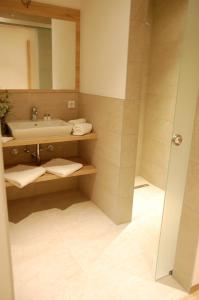 拜尔恩格里斯Altstadthotel Millipp的一间带水槽和镜子的浴室