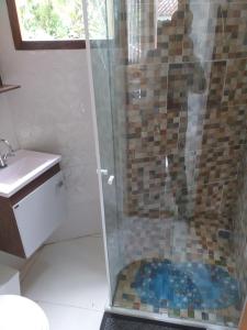 尼泰罗伊Belo recanto的浴室里设有玻璃门淋浴