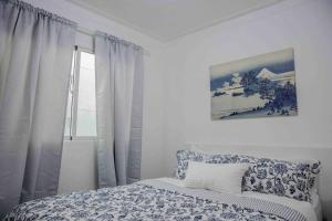 La CanaLovely condo 10 minutes from airport 15 from beach的白色的卧室设有床和窗户