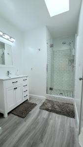 圣莫尼卡Double Suite Santa Monica - Free Parking的带淋浴和盥洗盆的白色浴室