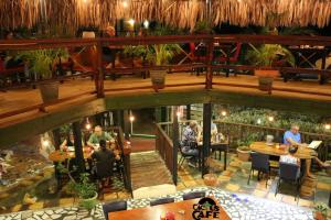 Sabana Westpunt蓝佐索布里诺酒店的餐厅的顶部景色,人们坐在桌子上