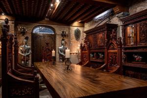格拉纳达Casa de Reyes的一间设有木桌和门的房间