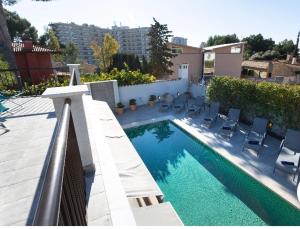 马略卡岛帕尔马Luna Bay Palma的一座带躺椅的游泳池位于大楼旁