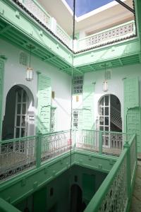 拉巴特Riad Dar Rabiaa的阳台,拥有绿色和白色的墙壁