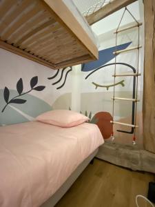 Montigné-le-BrillantDomaine de la Bigottière的卧室配有一张壁画床