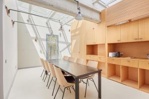 巴塞罗那Le Palacete powered by Sonder的一间带桌椅的用餐室