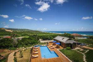Saint Andrew巴巴多斯桑托夏酒店的享有带游泳池的度假村的空中景致