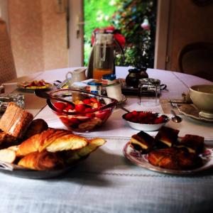 朗巴勒尚布莱拉吉纳黛住宿加早餐旅馆的一张桌子,上面放着食品和糕点盘