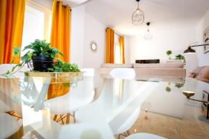 阿亚蒙特MONTESOL HOME - Parking Gratis的客厅配有玻璃桌和植物