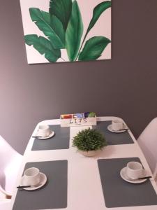 别德马DPTO GENESIS的上面有板子的白色桌子和植物