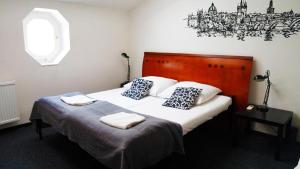 布拉格Thai Sun Hostel的一间卧室配有一张带两个枕头的床