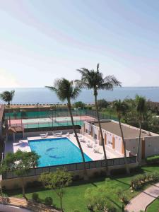 延布廷布丽笙酒店的享有棕榈树游泳池的顶部景致