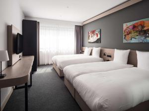 霍夫多普Executive Residency by Best Western Amsterdam Airport的酒店客房设有两张床和电视。