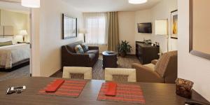 南乌特Sonesta Simply Suites Nanuet的酒店客房设有床和客厅。
