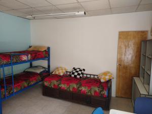 西波列蒂Departamentos Fuentes的一间客房内配有两张双层床的房间