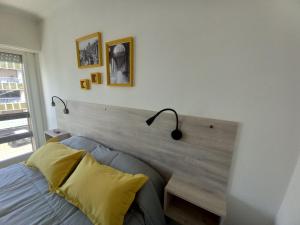 马德普拉塔2 ambientes en Playa Grande Matheu y Alem的一间卧室配有一张带木制床头板的床