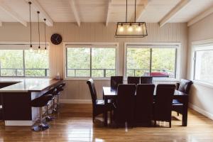 肯图巴WildLife Lodge Katoomba的一间带桌椅和窗户的用餐室