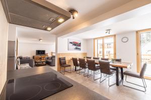 OzLe Loft Alpin的用餐室以及带桌椅的起居室。
