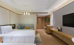重庆重庆观音桥假日酒店的配有一张床和一台平面电视的酒店客房
