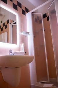 特伦托卡尼丰塔纳别墅酒店的一间带水槽和淋浴的浴室