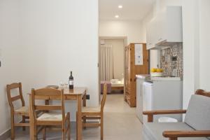 普拉塔尼亚斯Vaso Apartments的厨房以及带桌椅的用餐室。